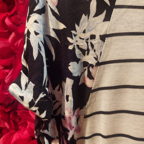 Zumiez Womens NWT Bartlett White Stripe with Floral Sleeve Size Small - Picture 4 of 4